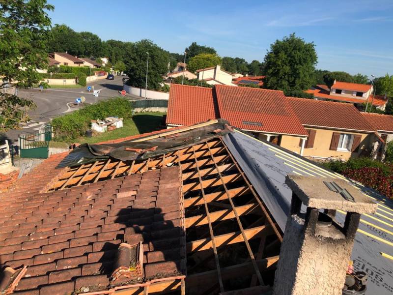 Réparation et rénovation d'une ancienne toiture avec remplacement des tuiles liteaux par un couvreur à Lèguevin