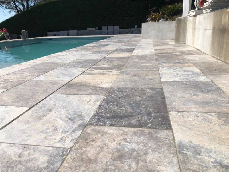 Création d'un tour de piscine en pavé marbre travertin gris à La Salvetat-Saint-Gilles